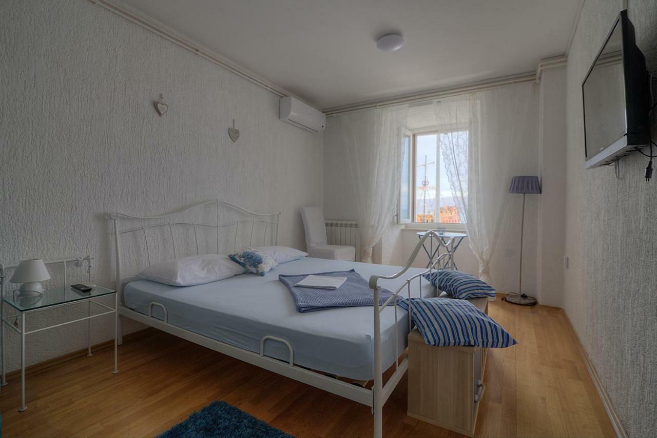 Apartments & Rooms Josephine Сен Екстериор снимка