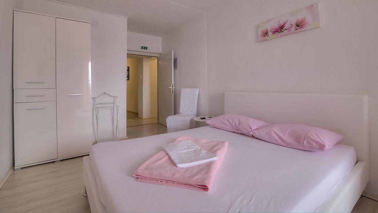 Apartments & Rooms Josephine Сен Екстериор снимка